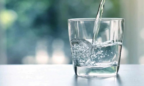 beneficios de tomar agua purificada